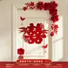 Nova decoração de quarto de casamento estilo chinês, apresentando caracteres auspiciosos, decorações festivas para portas, borlas e arranjos florais, criando um cenário pitoresco para fotos de casamento.