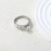 Anel Clássico Novo Transfronteiriço com Zircônia Incrustada de Quatro Garras Escada Moda Nicho Anel de Diamante Simulado de Alta Qualidade para Mulheres