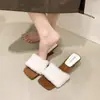 Pantuflas peludas versátiles para ir al trabajo, con un pequeño tacón de cuña estilo Chanel, diseño slip-on de tacón alto 2026, nuevas pantuflas de algodón otoño/invierno para mujer, a la moda