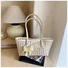 Bolso de cesta hueca de moda y con estilo transfronterizo, bolso tote de un solo hombro de alta apariencia, bolso de axila grande de capacidad única y moderno