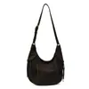 Bolsa de ante retrô para axila outono e inverno, uma bolsa sofisticada e estilosa em uma cor marrom discreta, com grande capacidade, projetada como uma bolsa de ombro ou sacola feminina.
