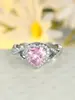Anel Europeu e Americano Coração Redondo Borda de Diamante Rosa Coração em Forma de Coração com Diamante Branco Luxo Acessível Elegante High-End Doce Diário Estilo Versátil