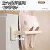 Estante de Zapatillas de Baño Color Crema Montado en la Pared sin Taladro Detrás de la Pared del Baño del Inodoro Estante de Almacenamiento de Zapatos con Drenaje