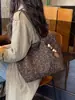 Bolso tote nuevo de estampado de leopardo 2026, gran capacidad, adecuado para ir al trabajo, bolso de hombro elegante y versátil, que irradia un ambiente sofisticado y retro