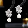 Pendientes Elegantes y Refinados de Estilo Francés, de Plata de Ley S925, con Circonita Microincrustada Floral y Perla, Ofreciendo una Sensación de Lujo Ligero y Gama Alta