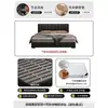Cama estilo italiano em couro preto com estofamento segmentado em listras verticais, apresentando acabamento em couro Nappa, bordas niveladas e uma estrutura de piso, adequada para o quarto principal ou secundário