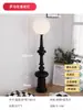 Lámpara de pie de columna romana de mediados de siglo, adecuada para sala de estar, colocada junto al sofá, dormitorio retro de estilo francés, creando un ambiente sofisticado y artístico