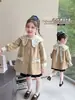 Gabardina para Niñas 2026 Otoño Nueva Moda Estilo Coreano Holgada Cuello de Encaje Abrigo de Longitud Media para Niños