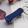 Llavero creativo de scooter de metal, pequeño monopatín, colgante de monopatín de dedo, llavero de coche deportivo, grabado personalizado