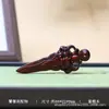 Talla de Sándalo Taotie Espada del Tesoro Colgante Accesorios Rostro de Bestia Taotie Espada del Tesoro Cadena para Teléfono Adornos Accesorios Fabricante