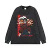 Camiseta impresa de manga corta, negro lavado y desgastado estilo americano, corte holgado, diseño unisex moderno, inspirada en anime, hombros caídos, disponible en versiones de manga corta y manga larga