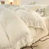 Juego de cuatro piezas de sábanas de leche de terciopelo tallado tridimensional simple y fresco, con borde completamente mate, clase A, juego de cama de tres piezas con sábana bajera y falda de cama 1
