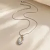Colar Cruz de Aço Inoxidável com Ouro 18K, Não Desbota, Luxo Leve Nicho Pingente Gota d'Água Vazado Joias para Mulheres, Corrente de Clavícula com Sensação de Alto Padrão