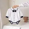 Macacão de Algodão Puro para Bebê 2026 Novo Estilo Roupas para Recém-Nascidos Macacão Triângulo para Engatinhar Estilo Coreano Body de Manga Longa com Gravata Borboleta