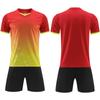 Um grande número de uniformes de futebol infantil em estoque, uniformes de jogo masculino, treinamento de verão, bolso bilateral, manga curta, roupas de futebol infantil