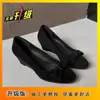 Conforto para os Pés no Trajeto Salto Anabela Versátil Sapatos de Salto Alto Estilo Francês com Saias Laço da Moda Casaco Outono 2026 Nova Chegada