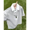 Polo Negro de Falso Dos Piezas para Hombre con Mangas Cortas, Cuello de Camisa de Verano y Diseño de Camiseta Empalmada, Estilo Juvenil de Media Manga
