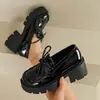 Mocasines de charol negro con suela gruesa para mujer, nuevo modelo 2025, zapatos pequeños de cuero con cordones estilo británico, zapatos casuales versátiles