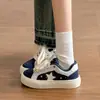 Zapatillas blancas de suela gruesa para mujer, nuevo modelo de otoño 2026, zapatos de lona de cuero extremadamente elegantes con estrellas, zapatillas casuales versátiles para mujer