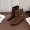 Botas de Cano Curto de Camurça com Fivela Estilo Coreano Femininas 2026 Outono/Inverno Botas para Calça com Aumento de Altura Estilo Spicy Girl Botas Western Botas para Jovens