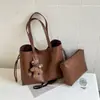 Bolsa de Ombro Versátil Casual para Todas as Estações Outono Inverno Feminina Nova Grande Capacidade Retro Luxo Leve Toque de Alta Qualidade Bolsa Tote de Ombro Único