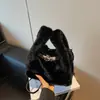 Bolso de mano pequeño para otoño e invierno para mujer, nuevo diseño de nicho moderno y elegante 2026, bolso tote de felpa esponjosa, bolso de hombro versátil
