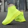Nuevos zapatos de hombre para verano, zapatillas slip-on de punto fly transpirables, zapatos calcetín negros ligeros, zapatillas de correr de malla casual para hombre
