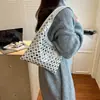 Bolsa 2025 Nova Bolsa Feminina Moda Europeia e Americana Bolsa de Ombro Design de Nicho Bolinhas Rebite Bolsa de Braço de Alta Qualidade