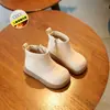 Botas de bebê, novos estilos de outono para meninas e meninos, sapatos infantis de sola macia, sapatos para os primeiros passos para bebês meninos de um ano, botinhas para meninas pequenas, botas de couro