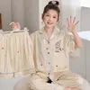 Pijama de seda helada para niñas, nuevo modelo verano 2026, ropa de casa para niños talla mediana y grande, conjunto de tres piezas de manga corta para niños, ropa fina para aire acondicionado