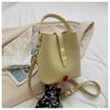 Bolso popular de este año 2025 primavera nueva moda portátil bolso de mujer hebilla ins bandolera tipo cubo