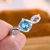 Anillo Rongxing para Mujer con Brazo Cruzado Azul y Piedra Principal, Pavimentado Densamente con Piedras Laterales, Anillo para Fiesta de Citas