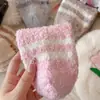 Meias curtas de fleece de coral que não soltam fiapos, meias antiderrapantes de silicone para chão, meias invisíveis de boca rasa femininas, espessadas para outono e inverno