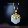 Pingente com Inlays de Jade Hetian Natural Corrente para Clavícula para Mulheres, Bênção de Peixe Koi, Colar Simples de Nicho Banhado a Ouro, Moderno e Versátil