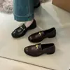 Mocassins de Estilo Britânico Versáteis com Solado Macio e Fivela Dourada para Mulheres 2026 Outono Novo Confortáveis para o Dia a Dia Sapatos de Salto Baixo Moda Sapatos Pequenos de Couro