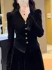 Elegante camiseta negra de cuello en V para mujer, nueva camiseta de manga larga para primavera y otoño 2026, top versátil elegante y estilizado