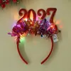 Faixa de Cabeça de Ano Novo e Natal 2027: Faixa de Cabeça Decorativa com Número Brilhante 2027 e Luz LED de Tira Colorida, um Adereço para Fotos de Natal
