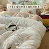 Item Quente Outono/Inverno 2026 Classe A Mãe e Bebê Estilo Ins Estampa Cartoon Conjunto de Quatro Peças Leite Fleece Alta Gramatura Quente Espessado