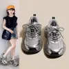Tenis para niños zapatos de papá para niñas 2025 nuevos primavera zapatos casuales de suela blanda para niños zapatos para correr antideslizantes para estudiantes