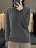 Suéter de tricô com gola alta, design elegante que acentua o decote, pode ser usado sozinho ou em camadas, um pulôver estiloso