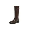 Botas altas de estilo británico Melard con hebilla juguetona, colección otoño/invierno 2026, tacón medio grueso, suela gruesa, punta redonda, para mujer