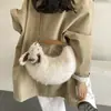 Bolsa Fofa Feminina 2026 Outono/Inverno Nova Grande Capacidade Ombro Único Bolsa de Axila Tendência Moda Versátil Bolsa Transversal de Pelúcia