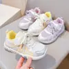Zapatos deportivos de malla transpirable de moda para niños 2026 nuevos de primavera y otoño, versátiles para niñas, zapatos de entrenamiento alemanes, zapatos de malla individuales grandes para niños