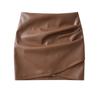 Falda corta de PU irregular plisada negra nueva de otoño e invierno 2023 para mujer, estilo europeo y americano, sexy, ajustada, de cintura alta, de cuero pequeño