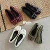 Kalalinshan2026 Outono Camada Superior Couro Bovino Rebites Laço Bico Aberto Sapatos de Salto Baixo Aumento Oculto de Altura Sapatos com Bico Dividido