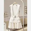Vestido sin mangas estilo dama francesa superventas transfronterizo con cinturón para ceñir la cintura, diseño plisado, efecto adelgazante y color blanco