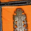Pingente Esculpido em Jade Xiu com Quatro Dragões Cercando um Padrão de Máscara de Besta, Design Vazado, Ornamento de Jade Estilo Chinês, Acessório para Homens e Mulheres