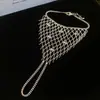 Anillo y pulsera con cadena integrada de borlas caladas europeas y americanas, pulsera de diseño único de nicho, accesorio de mano de moda resistente y exquisito