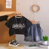 Roupa de Verão para Bebê Menino 2026 Novo Estilo Roupas Infantis para Bebês Conjunto Elegante de Duas Peças com Estampa de Letras para Meninos Venda por Atacado