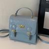 Bolso cuadrado pequeño portátil con relieve lindo de diseño de nicho de moda popular de este año, bandolera casual para ir al trabajo que combina con todo